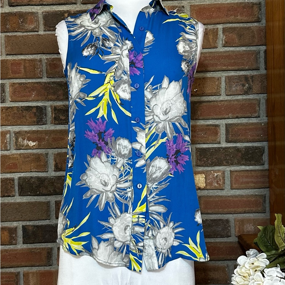 Jeunesse XS Blue Floral Sleeveless Silk Button Down Blouse